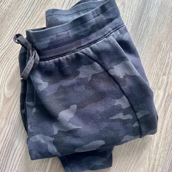 Lululemon Scuba Heritage black/gray Camo Sweatpants/Joggers - Picture 2 of 12